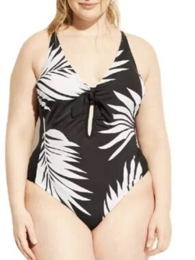NWT Target Kona Sol White And Black Floral Leaf One Piece Plus Size Swimsuit 26W